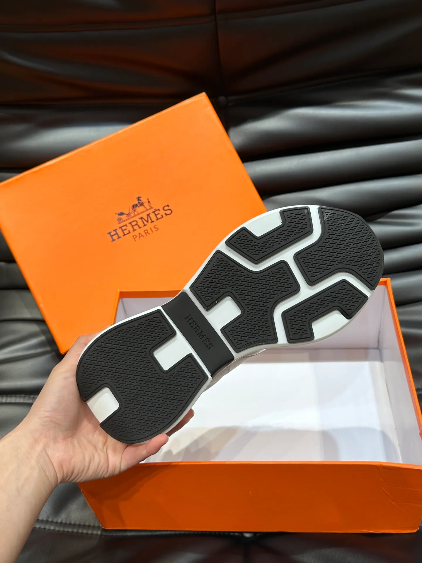 Factory price: 520💰HERMES/Hermes Hugo thick-soled sneakers are casual men's shoes. These sneakers are made of imported first-layer cowhide leather and breathable mesh design. The contrasting color design creates a dynamic and modern shape. The front end of the toe is decorated with natural-color rubber inlays, making it novel and fashionable. The texture is incomparable, with cowhide lining and cowhide foot pads, the upper foot is comfortable and breathable, and the rubber sole is decorated with geometric patterns and iconic "H" details. A very personal one! Size: 39-44 (customized at 38.45)
